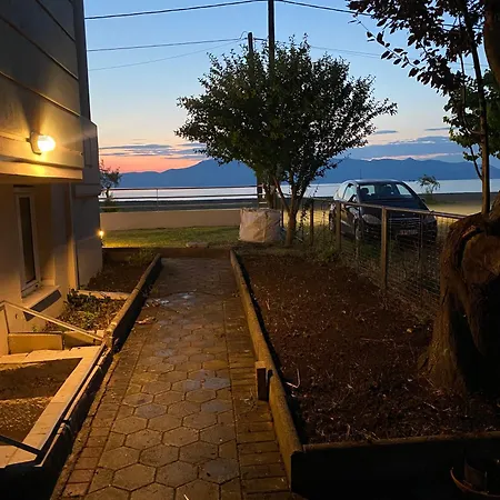 Apartment παγώνα, By The Sea *