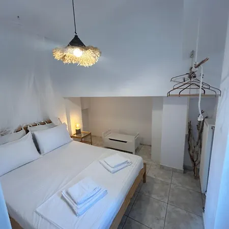 παγώνα, By The Sea Apartment
