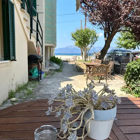 Apartment παγώνα, By The Sea *