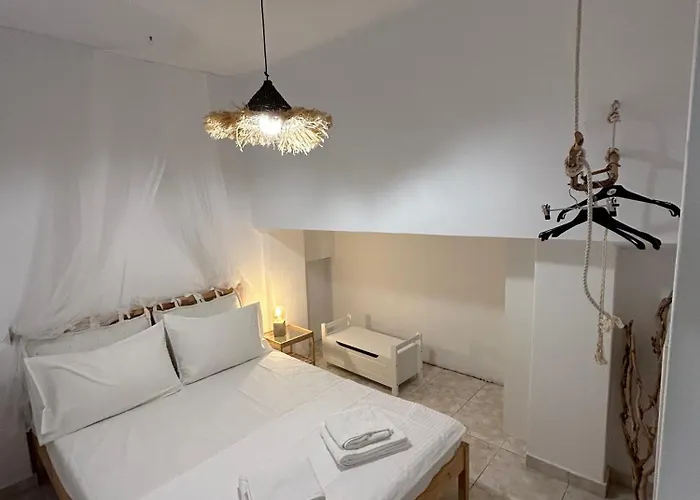 παγώνα, By The Sea Πευκί